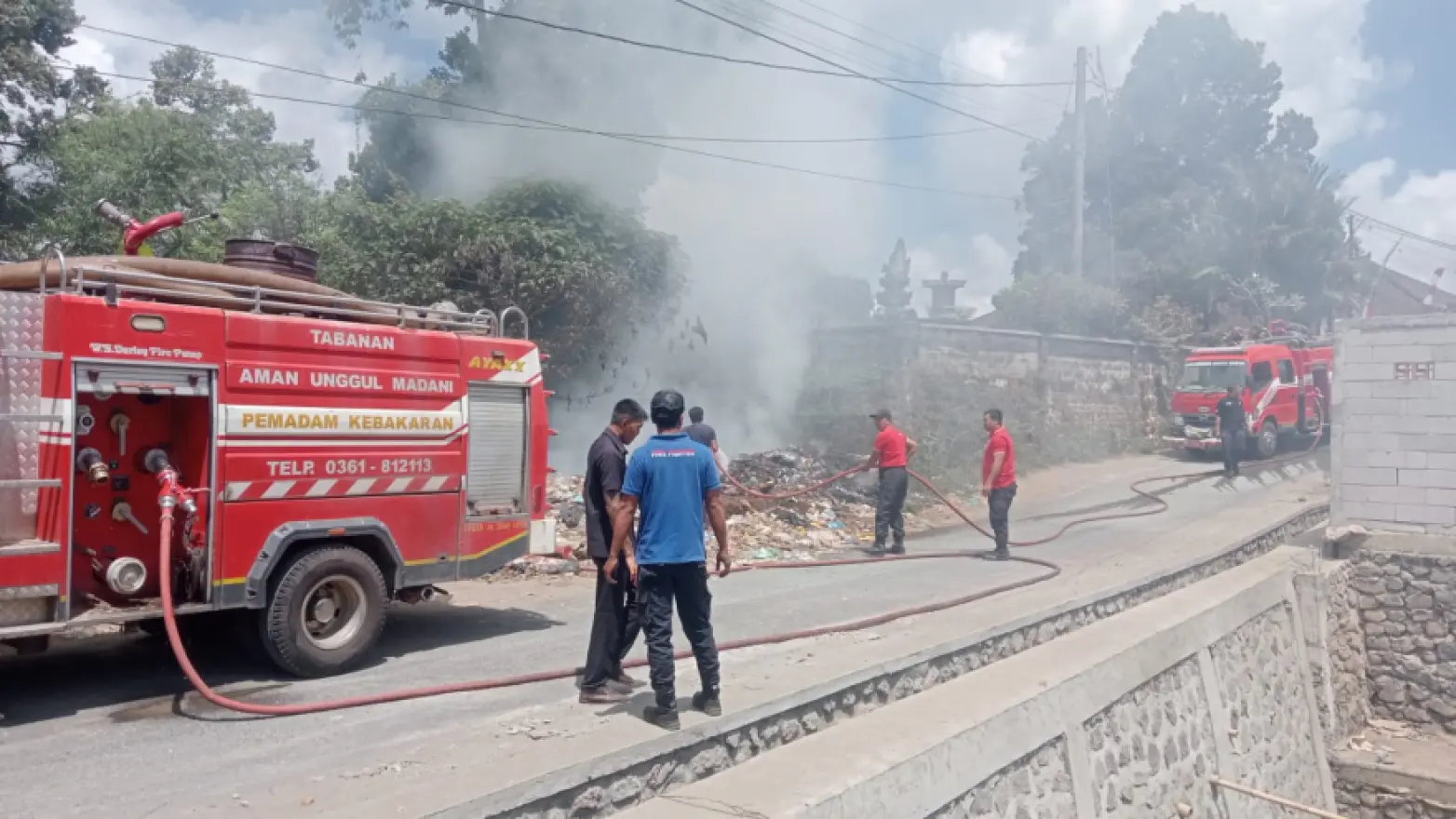 Damkar Kabupaten Tabanan melakukan pemadaman terhadap kebakaran sampah