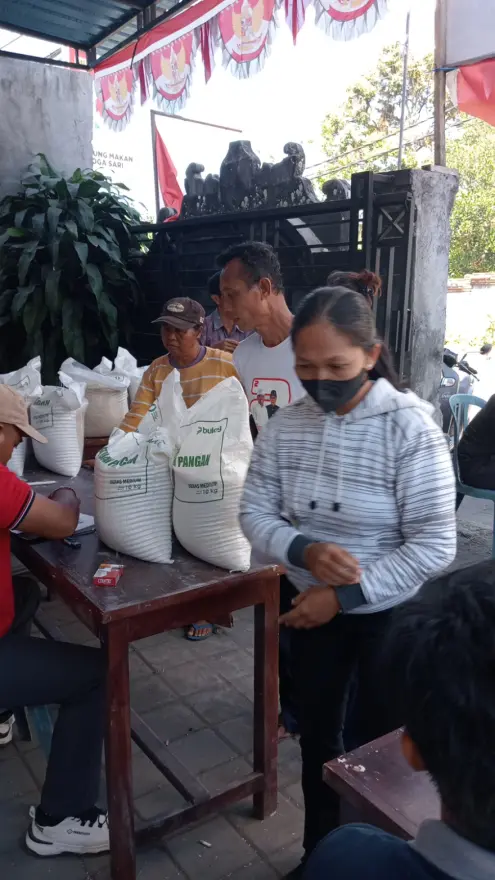 726 KK di Desa Mekarsari Terima Bantuan Pangan Beras